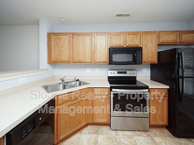 Building Photo - 572 Truman Dr