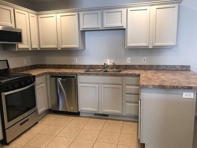 Building Photo - COMING SOON! Duplex in Ozark