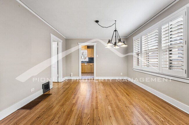 Building Photo - Charming House with Washer/Dryer and Fence...