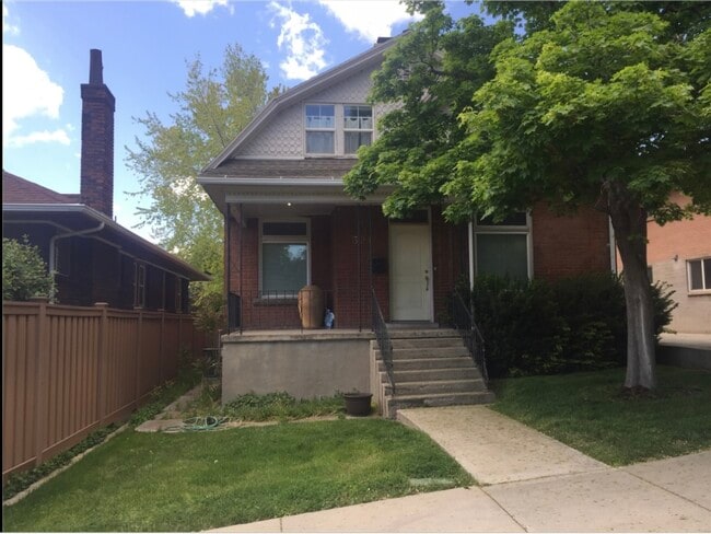 Puerta principal - 321 D St