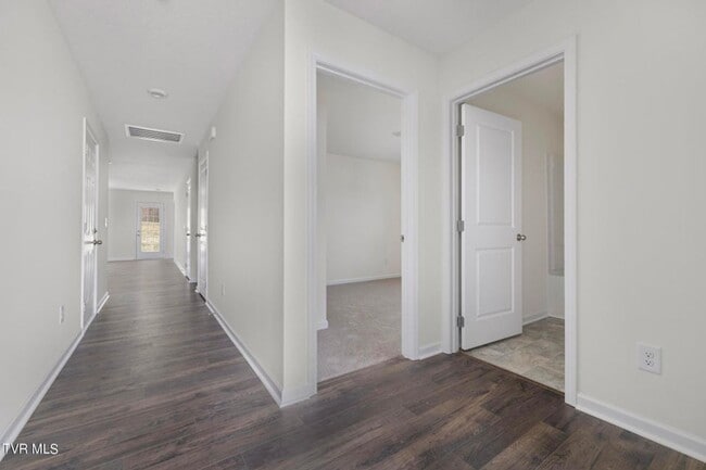 Foto del edificio - Charming 3-Bedroom Single-Family Home with Modern Comforts in Johnson City