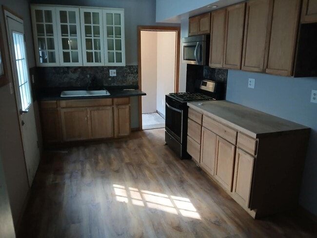 Building Photo - 4 bedroom 1 bathroom