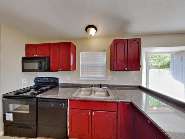 Building Photo - Make This Home Yours!!