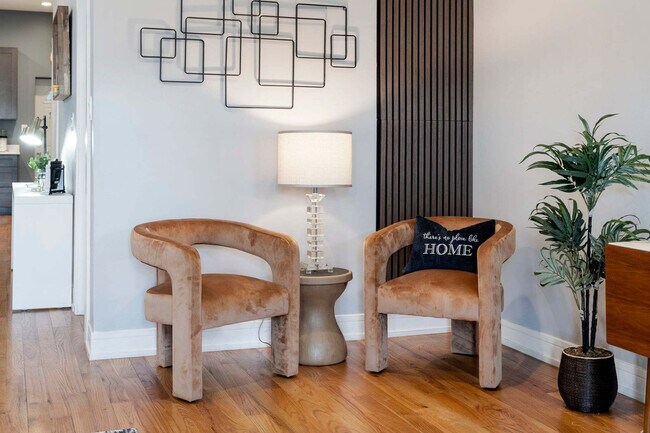 Building Photo - 108 S Paulina St