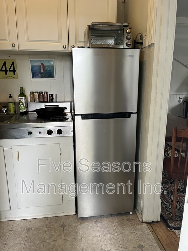 Building Photo - 134 Buell St