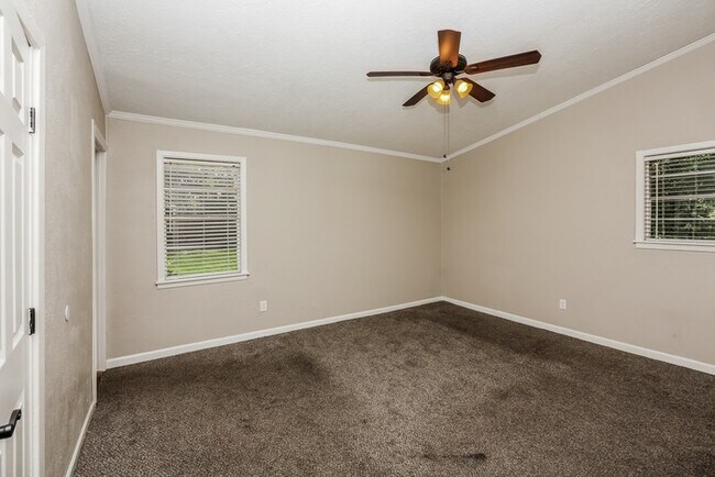 Building Photo - 3 Bedroom Clinton Home!