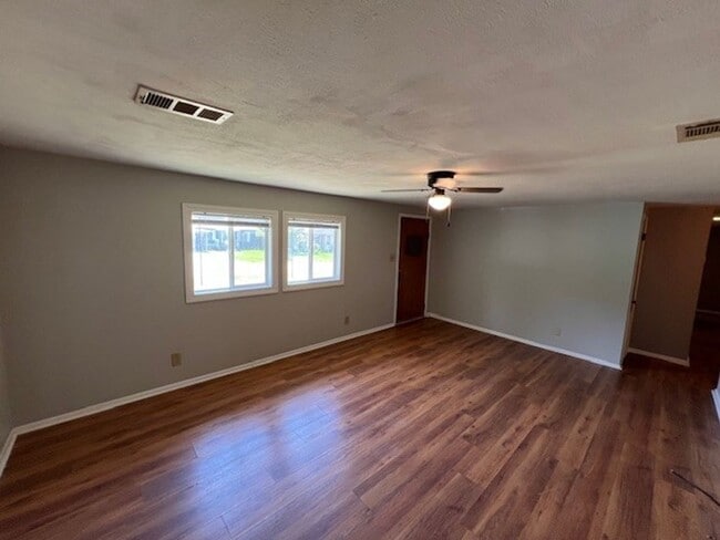 Building Photo - 3B/1.5B Home Available in Lake Charles