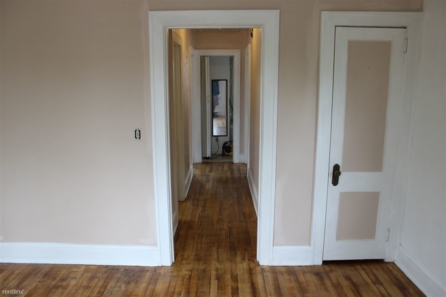 Building Photo - 1 br, 1 bath Apartment - 313 1/2 B Ave
