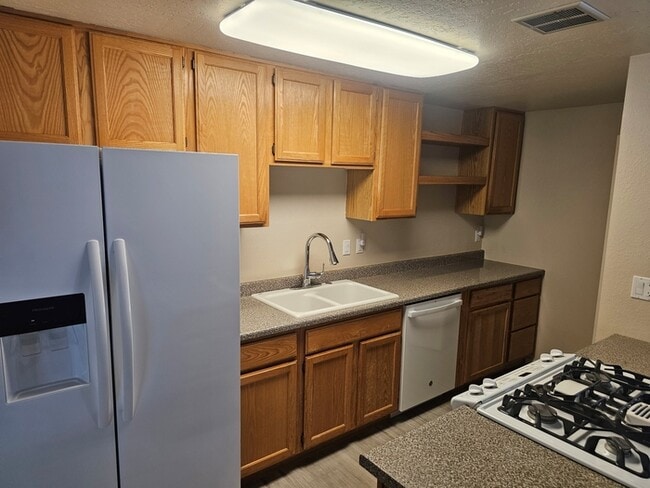Foto del edificio - Great 3/2 in NE Phoenix with brand new flo...