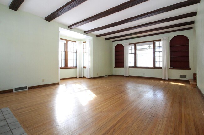 Building Photo - 257 3rd Ave