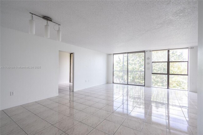 Foto del edificio - 17600 N Bay Rd