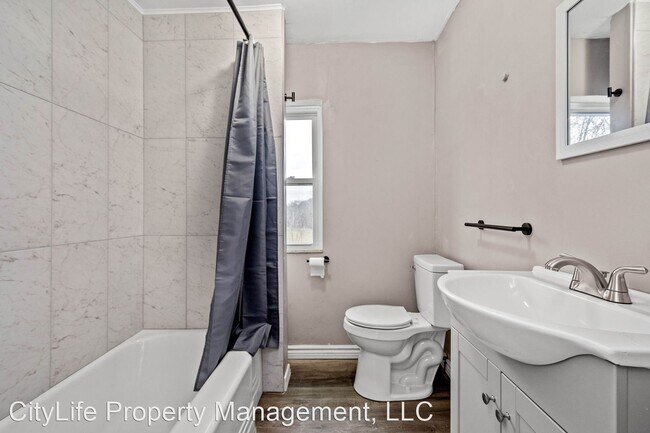 Building Photo - 3 br, 1 bath House - 1108 Main Street