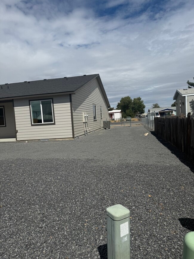 Building Photo - 8673 Charles Rd NE