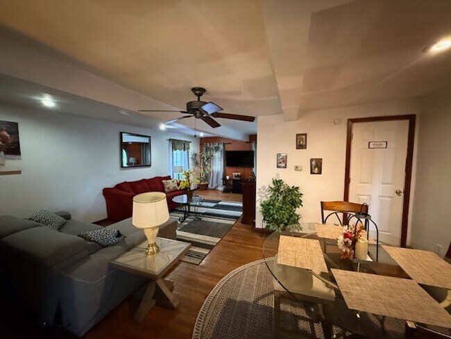 Foto del edificio - Spacious Three Bedroom, Two Full Bathroom Home with Chef’s Kitchen – Furnished Option Available!