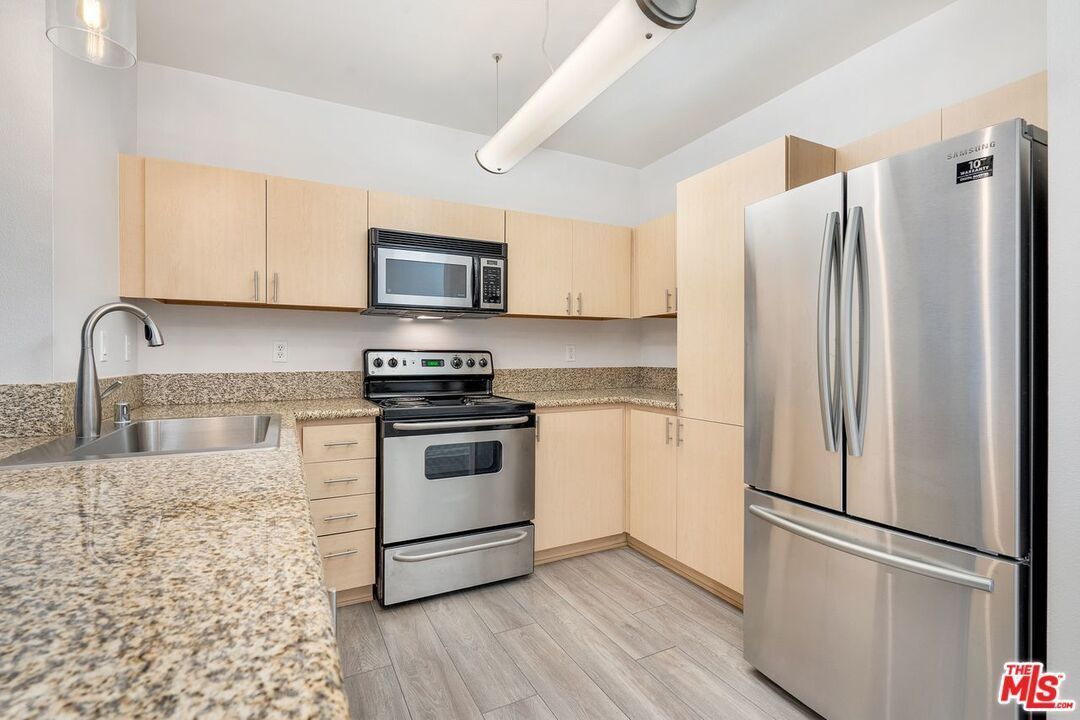 Foto principal - 630 W 6th St