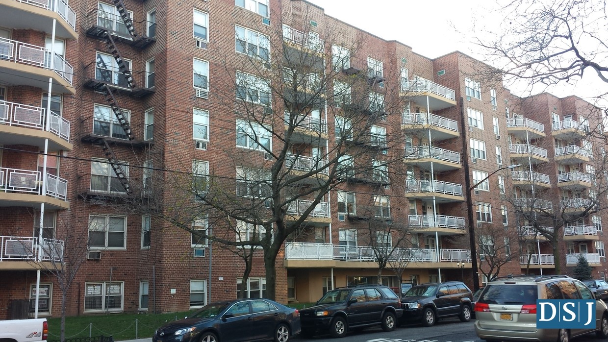 Foto principal - 3280 Nostrand Ave