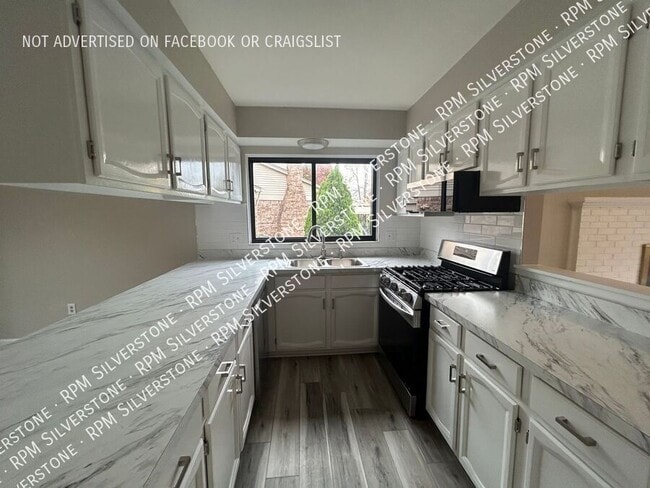 Building Photo - 39247 Iris Ct