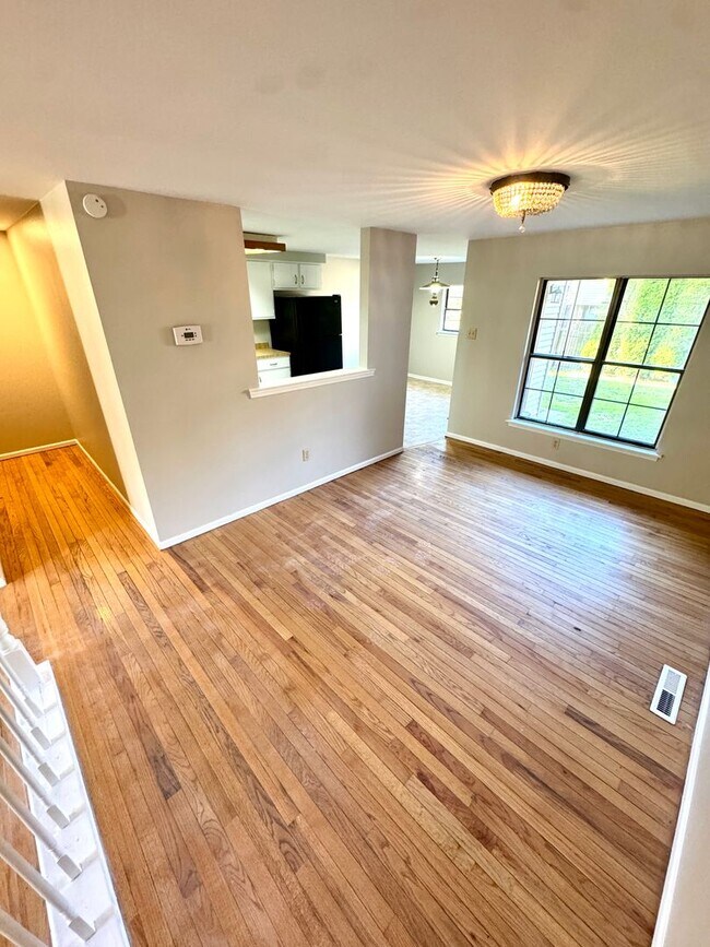 Foto del edificio - THREE BEDROOM TOWNHOME-PARKLAND SCHOOLS!