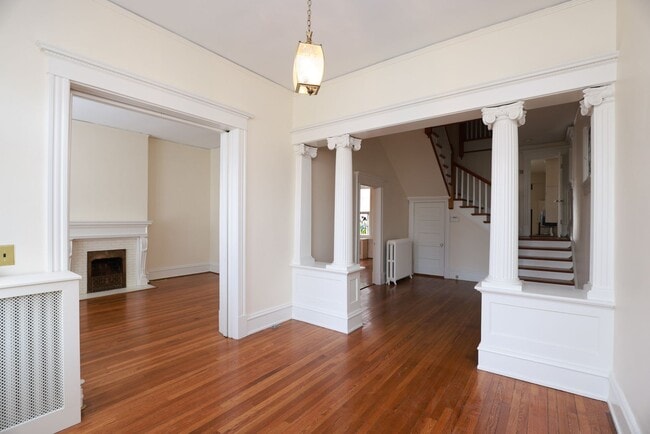 Building Photo - -- AVAILABLE 05/26/2026 -- MUSEUM DISTRICT CHARMER! 2 CAR GARAGE