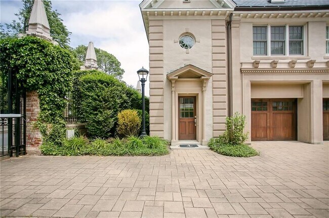 Foto del edificio - 241 Ruggles Ave