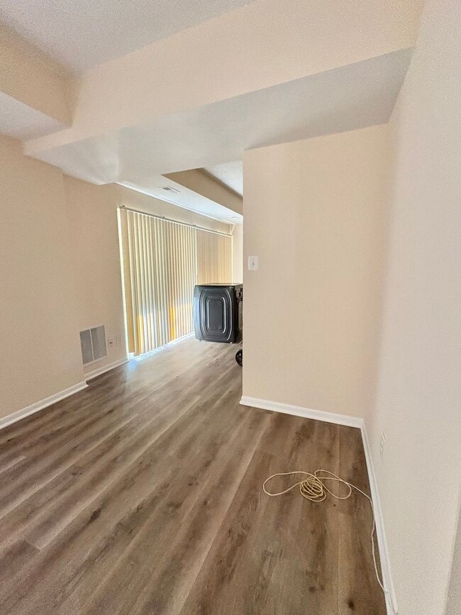 Building Photo - Bright And Cozy 2 Bed 1 Bath Condo With Pa...