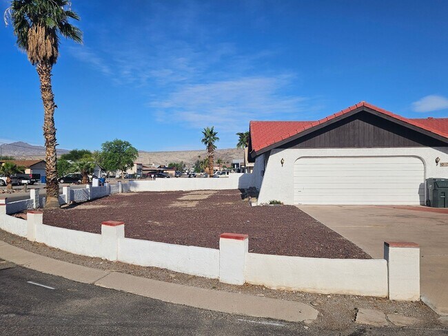 Building Photo - Beautiful and custom home located in Bullh...