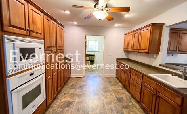 Building Photo - 5737 Garrett Dr