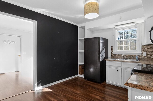 Building Photo - 215 N Pine St