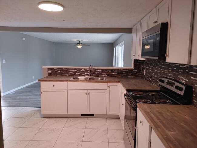 Foto del edificio - ROOM TO ROAM! NORTHSIDE PARKERSBURG 4 BEDROOM
