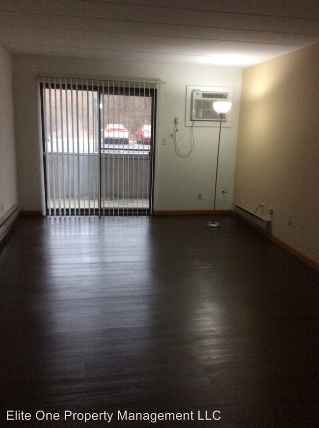 Building Photo - 2125 Meadow Ln