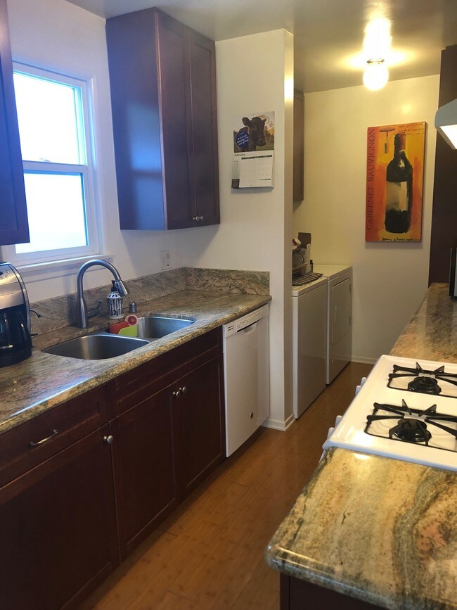 Cocina/ lavandería - 3401 Palm Ave