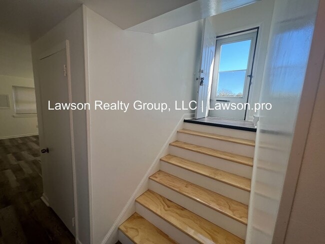 Building Photo - Suburban 739-741