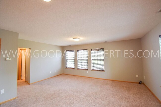 Foto del edificio - Experience the charm of this 2-bedroom, 2-bathroom townhome in Ankeny with an attached 2 car garage!