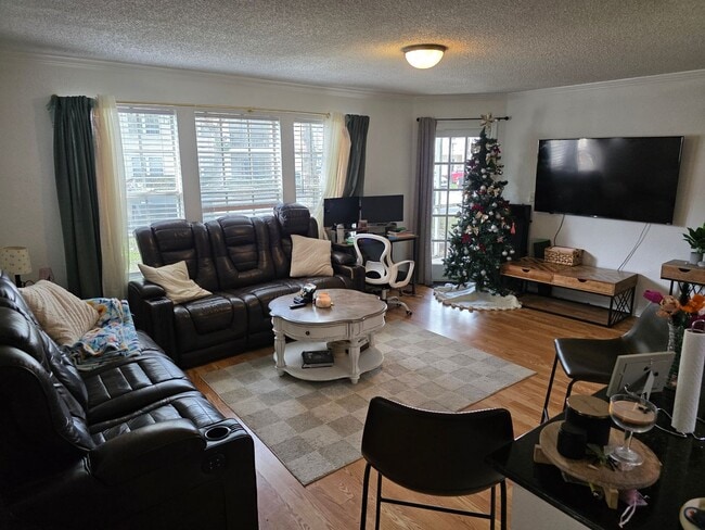 Building Photo - One Bedroom / 1 Bath Condo