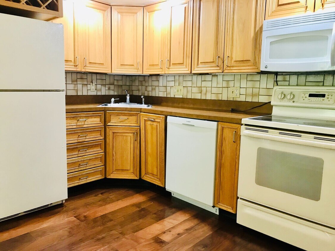 Foto principal - Beautiful 3-Bed/2.5-Bath Townhome in Aston...
