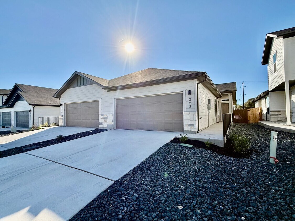 Primary Photo - Want luxury living in the Far West ...Look...