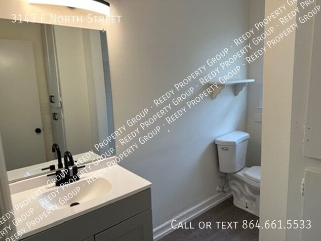 Building Photo - Tour Today! Beautiful 2 bedroom 1 bath end...