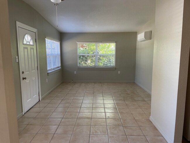 Building Photo - 1443 Paradise Ln