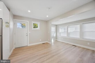 Building Photo - 118 Bartram Ave