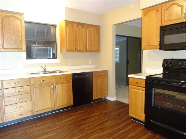 Foto del edificio - 407 Lazy Ln