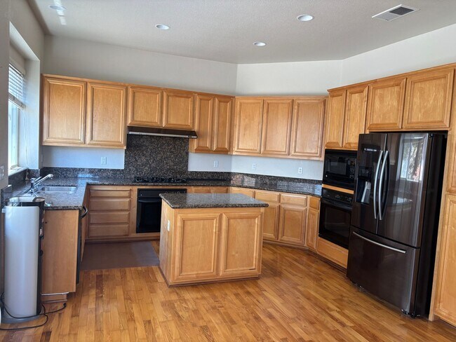 Building Photo - Spacious 3 to 4 Bedroom, 4-Bath Home in Pr...