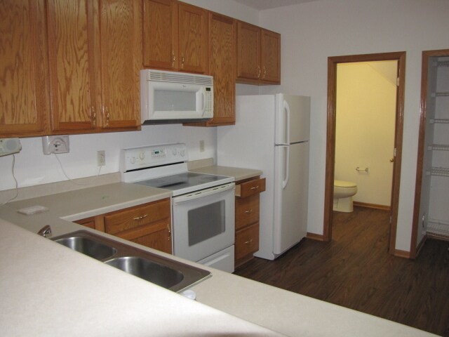 Foto del edificio - Townhome with Loft, Fireplace & Large Walk-In Closet. Trash and water included– Available May 1