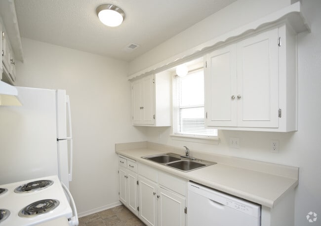 2BR, 1BA - 920 SF - Southfield and Oliver Court