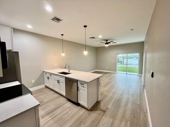 Foto del edificio - 10412 Pendleton Ave