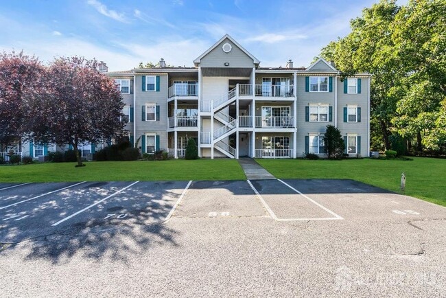 Foto del edificio - 66 Iroquois Dr