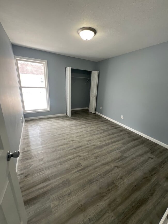 Foto del edificio - 104-106 W Petersburg St