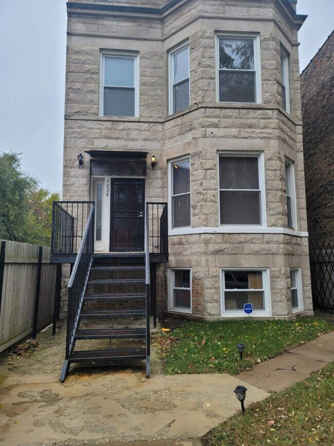 Building Photo - 7036 S Rhodes Ave