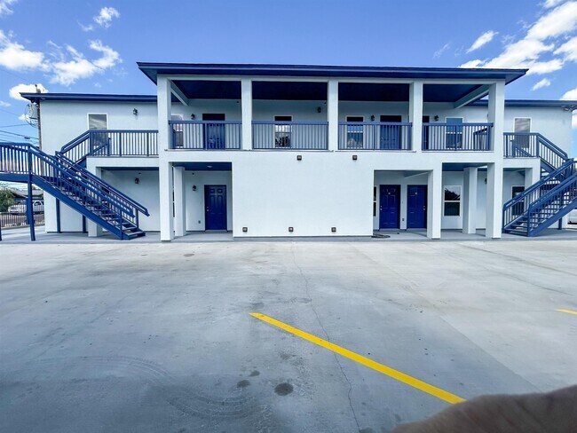 Building Photo - 615 E Lane St