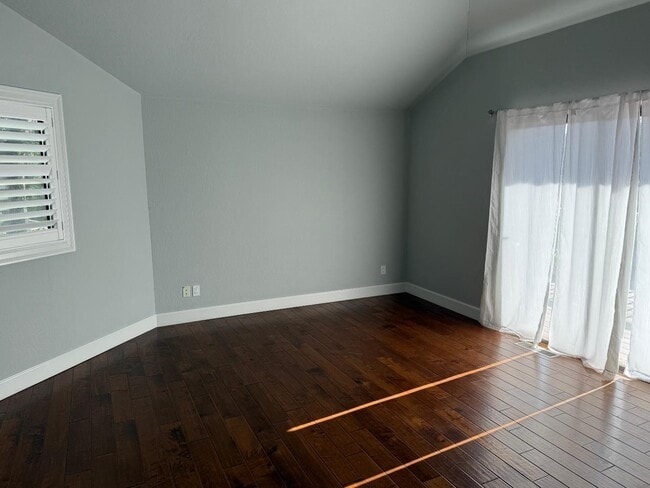 Building Photo - 10 Fred Ct