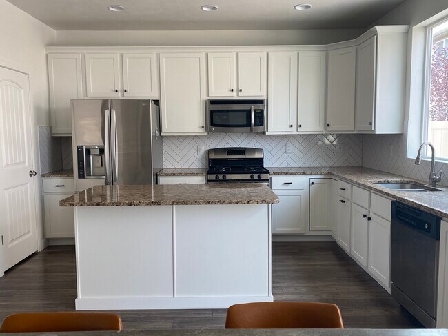 Building Photo - 1127 W Stonehaven Dr